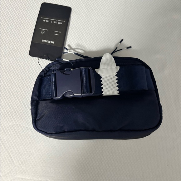 New Fabletics The Belt Bag Deep Navy - Picture 6 of 7